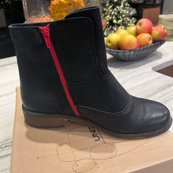 NIB Unity in Diversity Size 38 Black Leather Boots with red side zipper - Picture 1 of 8